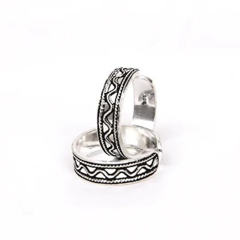 Oxidized Woggly Engraved Toe Ring