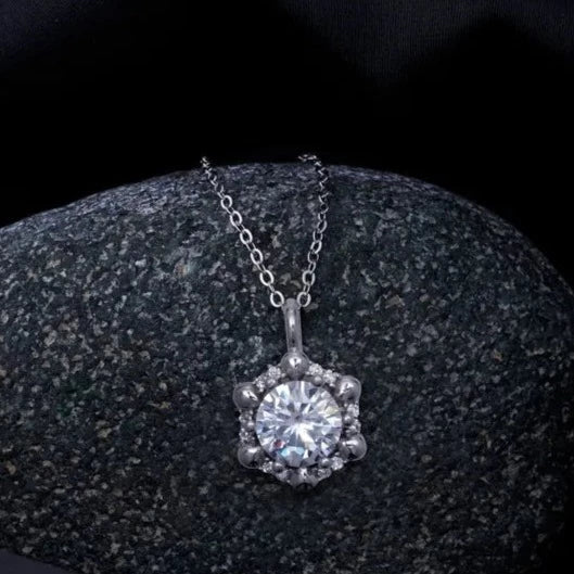 Silver flower zircon pendant