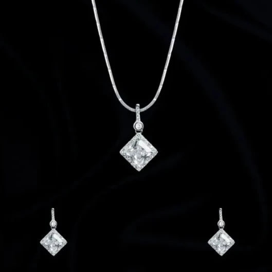 Silver ever more elegant pendant set